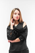 Blusa Con Apertura Negra