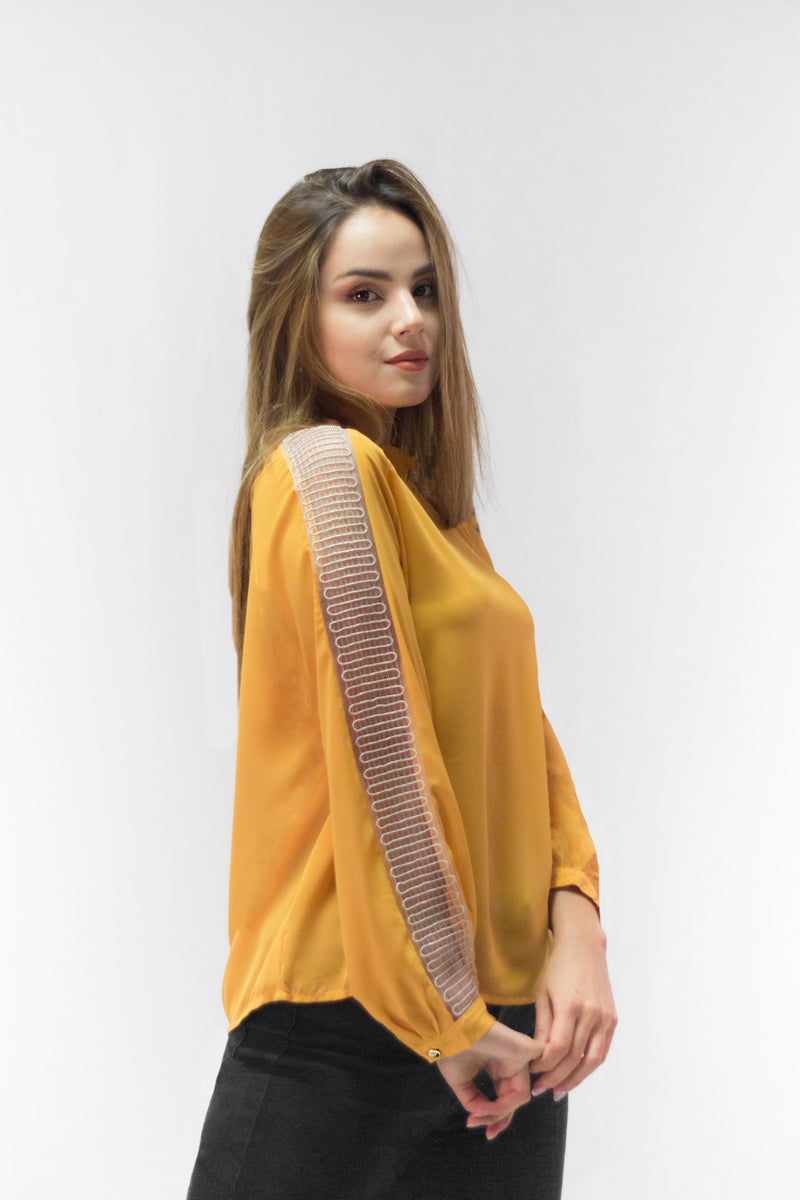 Blusa Con Velo y Taches